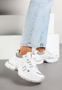 Renee - Białe Sneakersy na Platformie z Geometrycznym Motywem Nyramia. Okazja: na co dzień. Kolor: biały. Materiał: jeans. Wzór: geometria. Obcas: na platformie #5