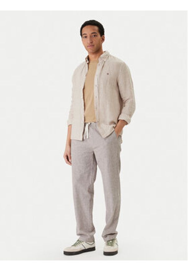 Tommy Jeans Spodnie materiałowe Sonny DM0DM22820 Beżowy Slim Fit. Kolor: beżowy. Materiał: bawełna