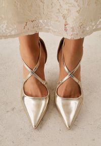 Renee - Złote Szpilki VICES z Paseczkami w Kształcie Litery X Alethise. Nosek buta: szpiczasty. Zapięcie: pasek. Kolor: złoty. Wzór: paski. Obcas: na szpilce. Styl: elegancki, glamour. Wysokość obcasa: średni #8