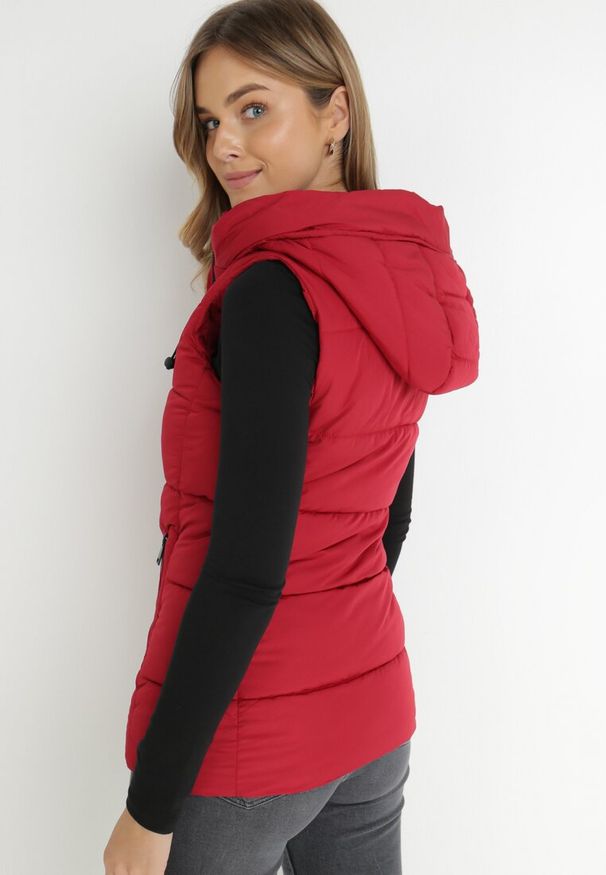 Born2be - Czerwona Kamizelka Pikowana z Kapturem Destica. Typ kołnierza: kaptur. Kolor: czerwony. Materiał: materiał. Długość rękawa: bez rękawów. Sezon: jesień, wiosna. Styl: klasyczny