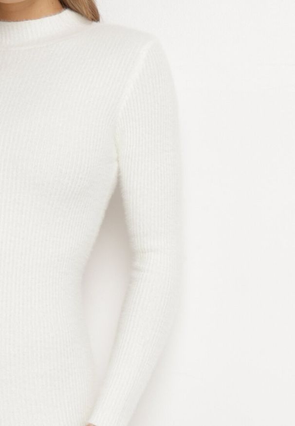 Born2be - Biała Sweterkowa Sukienka Midi Wełniana z Prążkowaną Fakturą Johnnath. Kolor: biały. Materiał: wełna, prążkowany. Długość: midi