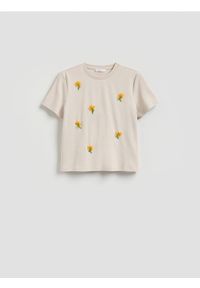 Reserved - T-shirt z ozdobną aplikacją - beżowy. Kolor: beżowy. Materiał: bawełna. Wzór: aplikacja. Styl: klasyczny #1