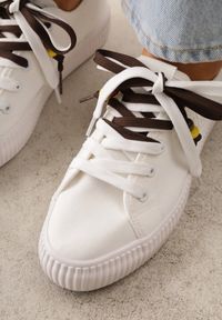 Renee - Białe Niskie Trampki z Podwójnymi Sznurówkami na Tłoczonej Platformie Astedella. Nosek buta: okrągły. Zapięcie: sznurówki. Kolor: biały. Materiał: materiał. Obcas: na platformie. Wysokość obcasa: niski #8