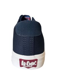 Buty Lee Cooper LCW-24-02-2142MB niebieskie. Okazja: na co dzień. Zapięcie: sznurówki. Kolor: niebieski. Materiał: guma, materiał. Szerokość cholewki: normalna. Styl: casual, klasyczny