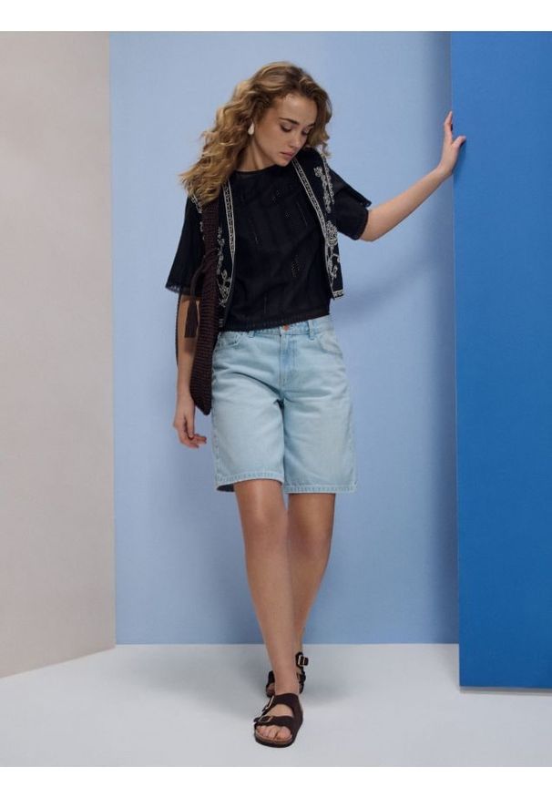 Sinsay - Bawełniana koszulowa bluzka z krótkim rękawem i ażurowym wzorem - czarny. Kolor: czarny. Materiał: bawełna. Długość rękawa: krótki rękaw. Długość: krótkie. Wzór: ażurowy