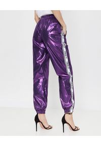 LA MANIA - Fioletowe spodnie z połyskiem. Kolor: różowy, wielokolorowy, fioletowy. Wzór: aplikacja #5