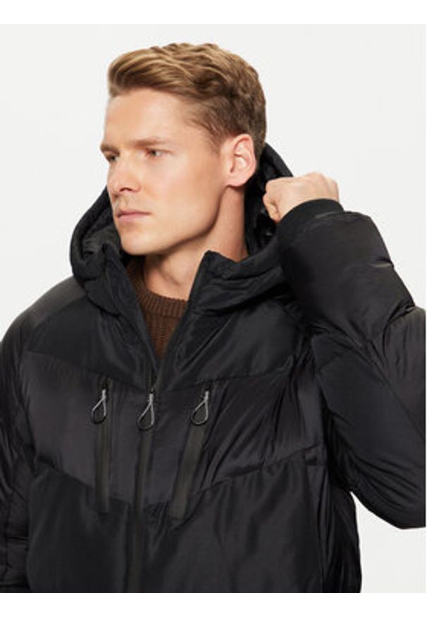 Blend Kurtka zimowa 20717222 Czarny Regular Fit. Kolor: czarny. Materiał: syntetyk. Sezon: zima