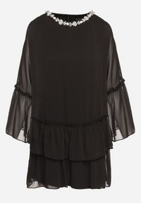 Born2be - Czarna Rozkloszowana Sukienka Mini z Dekoltem Ozdobionym Cyrkoniami i Falbanką Stevianta. Kolor: czarny. Wzór: aplikacja. Długość: mini #6