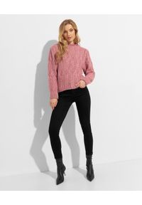 JOANNA MUZYK - Różowy sweter ażurowy Justina. Kolor: różowy, wielokolorowy, fioletowy. Długość rękawa: długi rękaw. Długość: długie. Wzór: ażurowy
