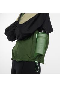 Kurtka damska New Balance WO53206GAS – zielona. Okazja: na spacer. Kolor: zielony. Materiał: tkanina, nylon, materiał. Sezon: zima, wiosna, jesień, lato #4