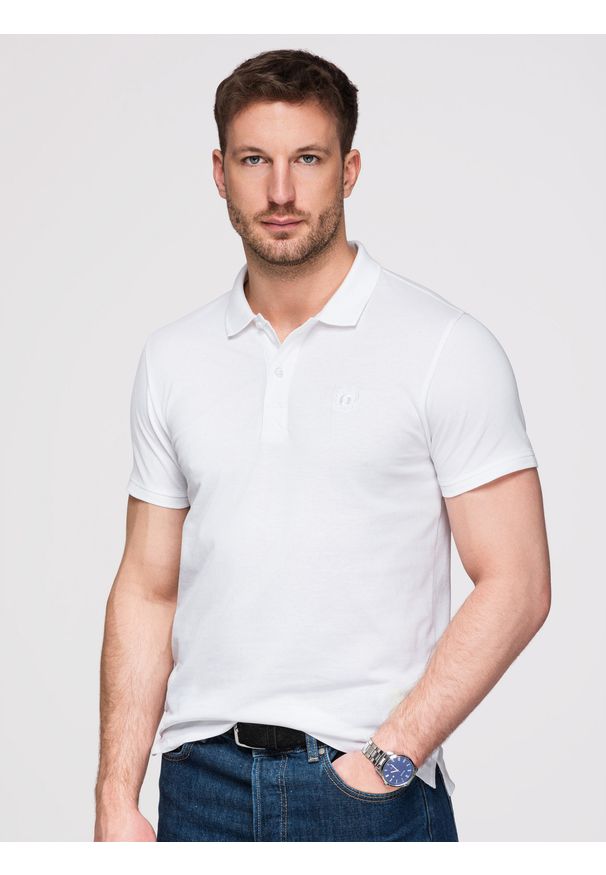 Ombre Clothing - Jednokolorowa koszulka męska polo BASIC z dzianiny pique - biała V4 - Rozmiar: XL. Okazja: na co dzień. Typ kołnierza: polo. Kolor: biały. Materiał: dzianina. Wzór: aplikacja, jednolity, haft. Styl: sportowy, casual, wizytowy