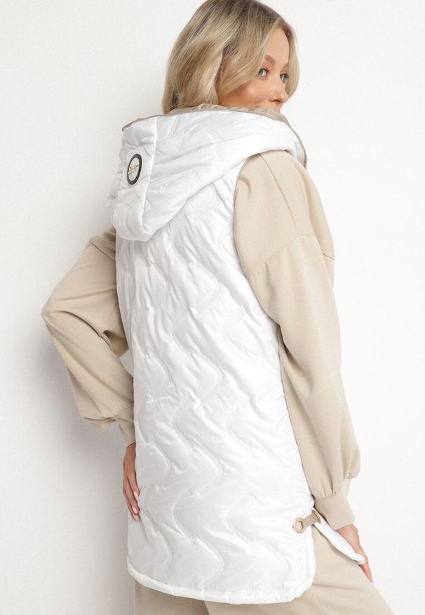 Born2be - Biała Kamizelka Pikowana z Kapturem i Wsuwanymi Kieszeniami Ravloti. Okazja: do pracy, na co dzień, na spotkanie biznesowe. Typ kołnierza: kaptur. Kolor: biały. Styl: casual, biznesowy