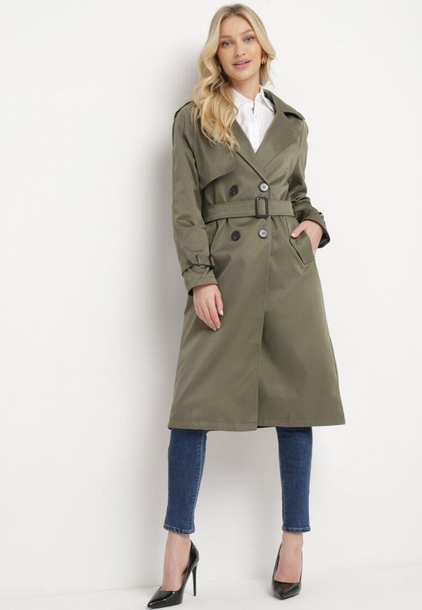 Born2be - Ciemnozielony Długi Płaszcz Trencz o Klasycznym Fasonie z Paskiem Nasde. Okazja: na co dzień. Kolor: zielony. Materiał: jeans. Długość: długie. Styl: klasyczny