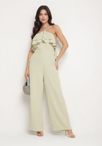 Born2be - Zielony Kombinezon Wiązany na Szyi z Metaliczną Ozdobą Tilindra. Kolor: zielony. Długość: długie. Wzór: aplikacja. Styl: klasyczny, elegancki #1