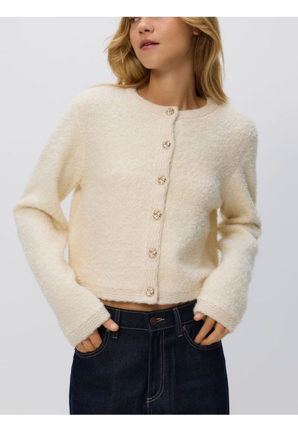 Reserved - Kardigan z dekoracyjnymi guzikami - kremowy. Kolor: kremowy. Materiał: dzianina