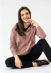 Volcano - Klasyczna bluza z kapturem B-JOKOS. Typ kołnierza: kaptur. Kolor: różowy. Materiał: dresówka, bawełna, elastan, dzianina, materiał. Styl: klasyczny #1