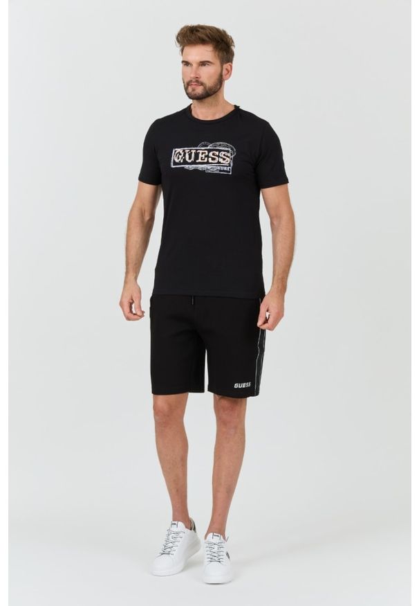 Guess - GUESS Czarny t-shirt Box Logo. Kolor: czarny
