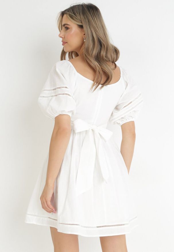 Born2be - Biała Sukienka Mini z Głębokim Dekoltem z Lnu i Bawełny Janova. Okazja: na co dzień. Kolor: biały. Materiał: bawełna, len. Wzór: aplikacja. Styl: casual, klasyczny. Długość: mini