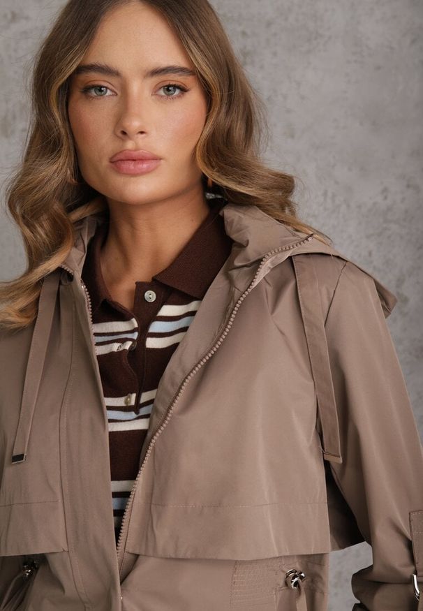 Renee - Ciemnobeżowa Kurtka Przejściowa Typu Parka z Odpinanym Kapturem Ozdobiona Sznurkami Fallaiah. Okazja: na co dzień. Kolor: beżowy. Materiał: skóra. Wzór: aplikacja. Styl: casual