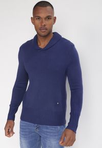 Born2be - Granatowy Sweter Cretadus. Kolor: niebieski. Materiał: dzianina, jeans. Długość rękawa: długi rękaw. Długość: długie. Wzór: gładki, jednolity. Sezon: jesień, zima. Styl: klasyczny, elegancki #1