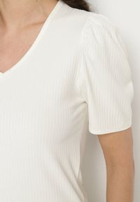 Born2be - Beżowy T-shirt z Dekoltem w Serek Sunesse. Okazja: na co dzień. Typ kołnierza: dekolt w serek. Kolor: beżowy. Materiał: jeans. Styl: klasyczny, casual