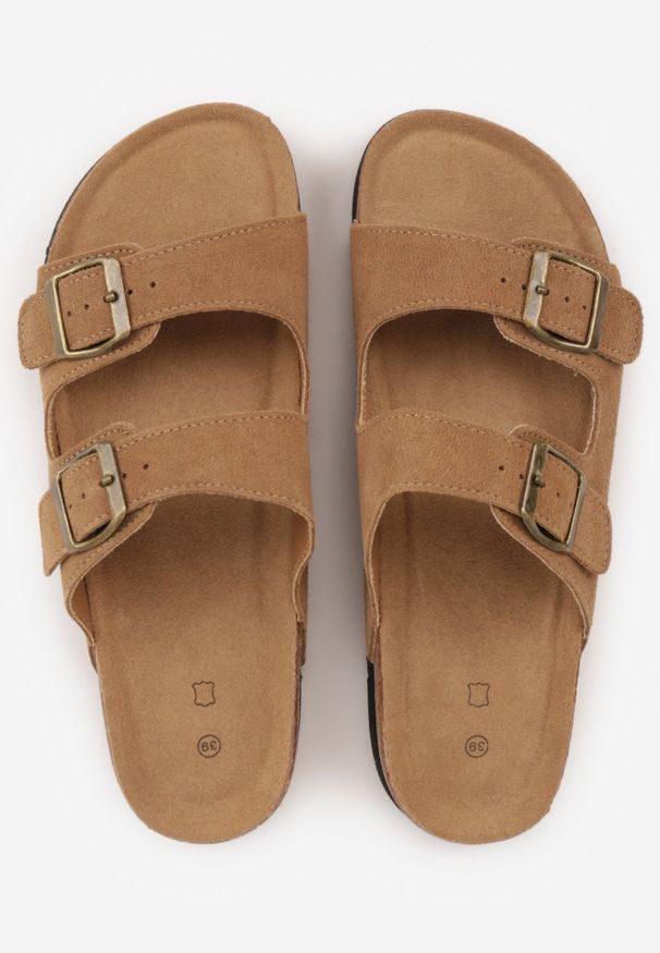 Renee - Jasnobrązowe Zamszowe Klapki Klasyczne z Regulowanymi Paskami ze Sprzączkami Shirinixis. Okazja: na co dzień. Kolor: brązowy. Materiał: zamsz. Wzór: paski. Sezon: lato. Styl: klasyczny