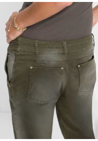 Spodnie ze stretchem z asymetryczną plisą guzikową bonprix ciemnooliwkowy. Kolor: zielony #6