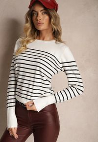 Renee - Biały Sweter z Wiskozą Bawełną z Nitami w Paski Vitita. Okazja: na co dzień. Kolor: biały. Materiał: bawełna, wiskoza. Wzór: paski. Styl: klasyczny, casual, elegancki