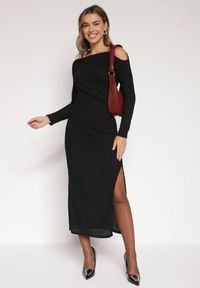 Born2be - Czarna Dopasowana Sukienka z Metaliczną Ozdobą na Ramieniu Reilara. Kolor: czarny. Wzór: aplikacja. Styl: elegancki #4