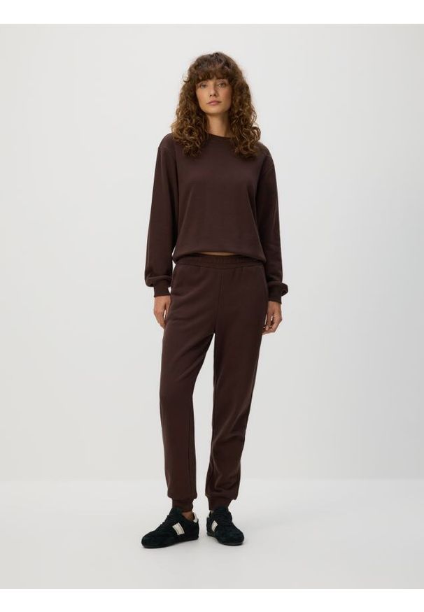 Reserved - Dresowe spodnie z bawełną - ciemnobrązowy. Kolor: brązowy. Materiał: bawełna, dresówka