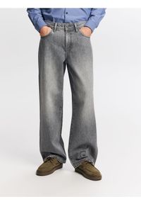Reserved - Jeansy baggy z efektem sprania - szary. Kolor: szary