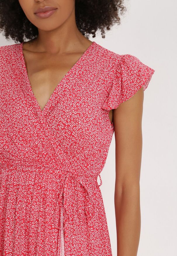 Born2be - Czerwona Sukienka Jophiel. Kolor: czerwony. Materiał: materiał. Wzór: nadruk, kwiaty. Typ sukienki: kopertowe. Długość: maxi