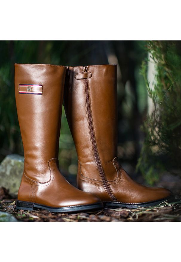 TOMMY HILFIGER - Brązowe Kozaki Damskie Tommy Hilfiger Eleganckie Skórzane Buty. Kolor: brązowy. Materiał: skóra. Szerokość cholewki: normalna. Wzór: gładki. Obcas: na obcasie. Styl: elegancki. Wysokość obcasa: niski