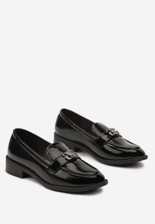 Born2be - Czarne Eleganckie Lakierowane Mokasyny ze Skórzaną Wkładką i Metalowym Detalem Zaithia. Okazja: na co dzień, do pracy. Kolor: czarny. Materiał: lakier, skóra. Obcas: na obcasie. Styl: elegancki. Wysokość obcasa: niski