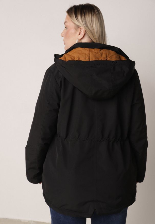 Born2be - Czarna Przejściowa Kurtka Dwustronna o Kroju Parki z Pikowaniem Wewnątrz Zidelle. Typ kołnierza: kaptur. Kolor: czarny. Materiał: poliester, jeans. Styl: sportowy