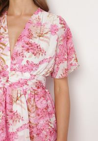 Born2be - Różowa Kwiecista Sukienka z Dekoltem w Serek i Gumką w Pasie z Falbankami Krinna. Okazja: na co dzień. Typ kołnierza: kołnierz z falbankami, dekolt w serek. Kolor: różowy. Styl: casual, elegancki #6