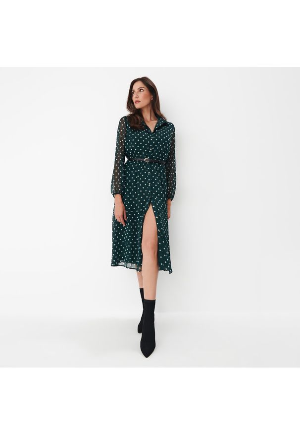 Mohito - Szmizjerka midi w kropki - Zielony. Kolor: zielony. Wzór: kropki. Typ sukienki: szmizjerki. Długość: midi