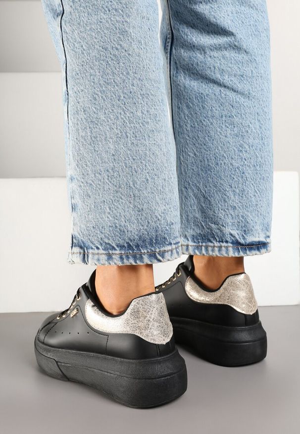 Renee - Czarno-Złote Sneakersy na Niskim Koturnie Zdobione Metalicznymi Wstawkami Alirisa. Okazja: na co dzień. Kolor: czarny. Materiał: jeans. Szerokość cholewki: normalna. Wzór: aplikacja. Obcas: na koturnie