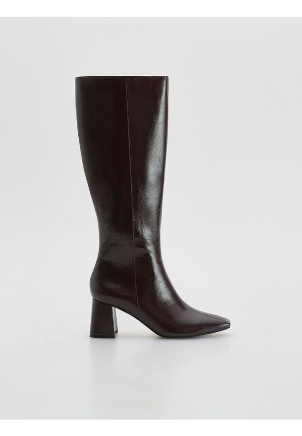 Reserved - Kozaki na obcasie - ciemnobrązowy. Kolor: brązowy. Materiał: skóra. Obcas: na obcasie. Wysokość obcasa: średni