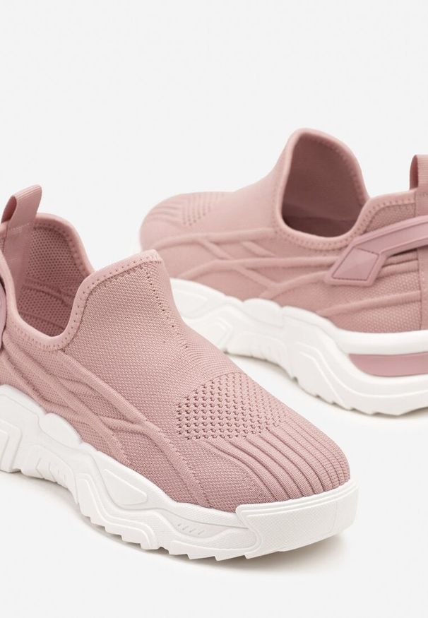 Born2be - Różowe Wsuwane Buty Sportowe Sneakersy z Siateczki z Tłoczeniami Nusellia. Okazja: na co dzień. Zapięcie: bez zapięcia. Kolor: różowy. Materiał: jeans, materiał. Obcas: na płaskiej podeszwie