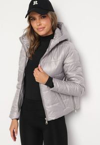 Born2be - Jasnoszara Pikowana Kurtka z Kapturem Terishia. Okazja: na co dzień. Typ kołnierza: kaptur. Kolor: szary. Materiał: jeans. Długość rękawa: długi rękaw. Długość: długie. Sezon: wiosna. Styl: casual, elegancki #3