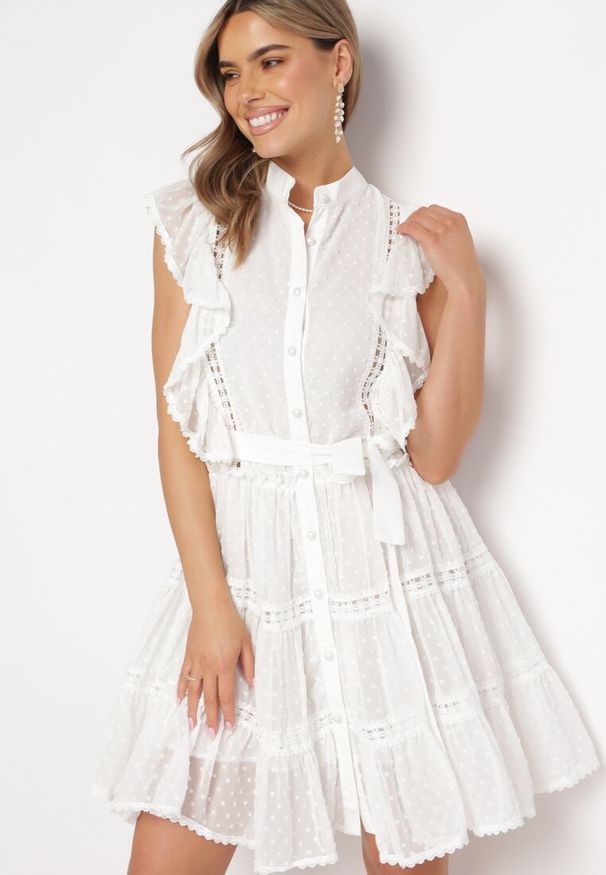 Born2be - Biała Koszulowa Sukienka Mini z Falbankami i Wiązanym Paskiem Divertire. Typ kołnierza: kołnierz z falbankami. Kolor: biały. Materiał: tkanina, materiał. Typ sukienki: koszulowe. Długość: mini