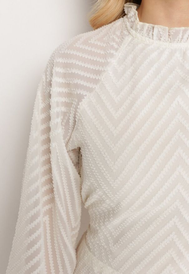 Born2be - Beżowy Kombinezon z Tkaniny Plumeti z Bufiastymi Rękawami i Krótkimi Nogawkami Dolene. Okazja: na co dzień. Kolor: beżowy. Materiał: tkanina. Długość: krótkie. Styl: casual, elegancki