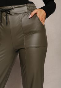 Renee - Ciemnozielone Joggery Bawełniane Spodnie z Gumką i Troczkiem w Talii z Ekoskóry Krolicce. Kolor: zielony. Materiał: bawełna #2