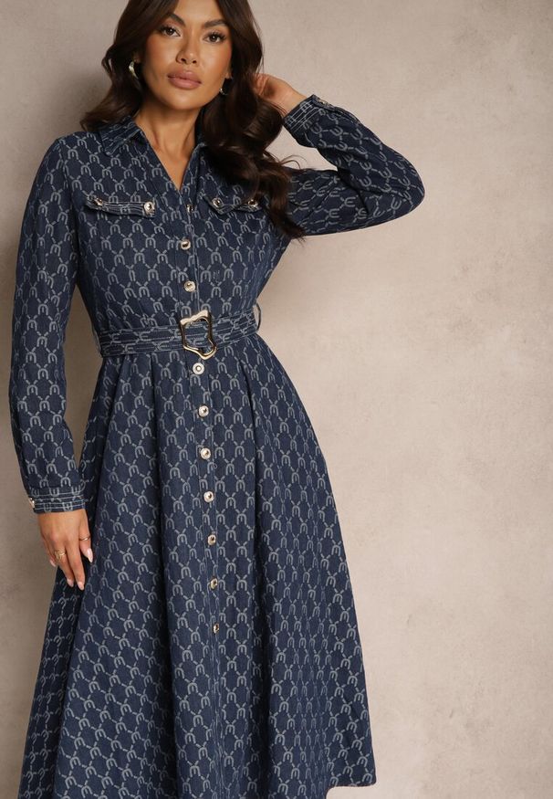 Renee - Granatowa Rozkloszowana Sukienka Koszulowa w Elegancki Wzór z Paskiem z Klamrą Salithora. Kolor: niebieski. Materiał: jeans. Typ sukienki: koszulowe. Styl: elegancki