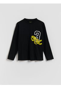 Reserved - Longsleeve z nadrukiem - czarny. Kolor: czarny. Materiał: bawełna, dzianina. Długość rękawa: długi rękaw. Wzór: nadruk