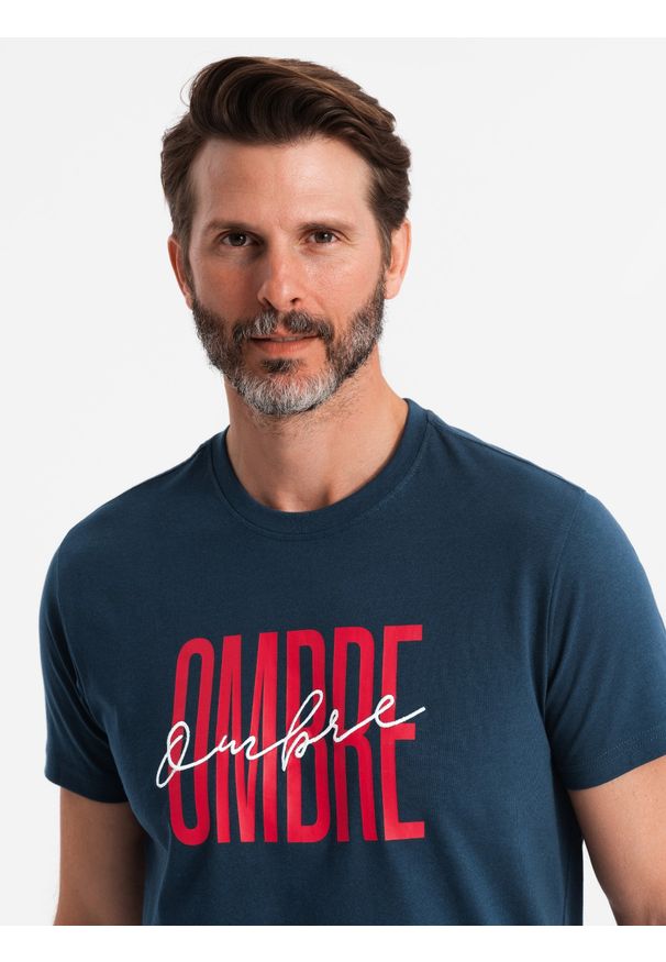 Ombre Clothing - Bawełniana męska koszulka z podwójnym logotypem – granatowa V3 - Rozmiar: S. Okazja: na co dzień. Kolor: niebieski. Materiał: bawełna. Wzór: nadruk, haft, napisy. Styl: casual, klasyczny