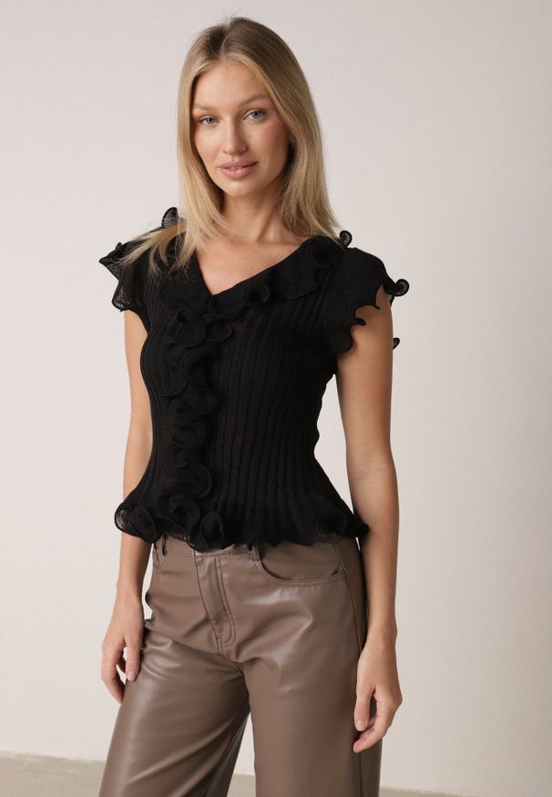 Born2be - Czarna Prążkowana Bluzka z Wiskozą Ozdobiona Falbanami Delestra. Okazja: na co dzień, na spotkanie biznesowe. Kolor: czarny. Materiał: prążkowany, wiskoza. Wzór: aplikacja. Styl: casual, biznesowy, elegancki