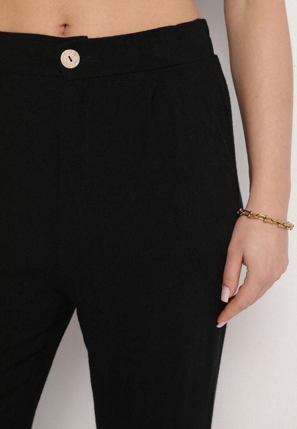 Born2be - Czarne Klasyczne Spodnie z Lnu i Wiskozy Saralirae. Okazja: na co dzień, na spacer. Stan: podwyższony. Kolor: czarny. Materiał: wiskoza, len. Styl: klasyczny