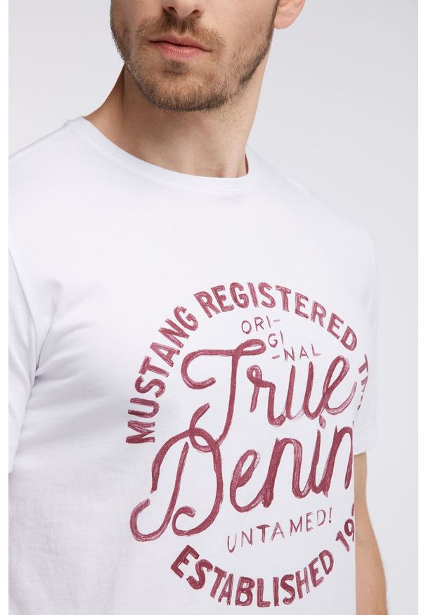 Mustang - MUSTANG T SHIRT WORDING TEE GENERAL WHITE 1006388 2045. Wzór: nadruk. Styl: klasyczny